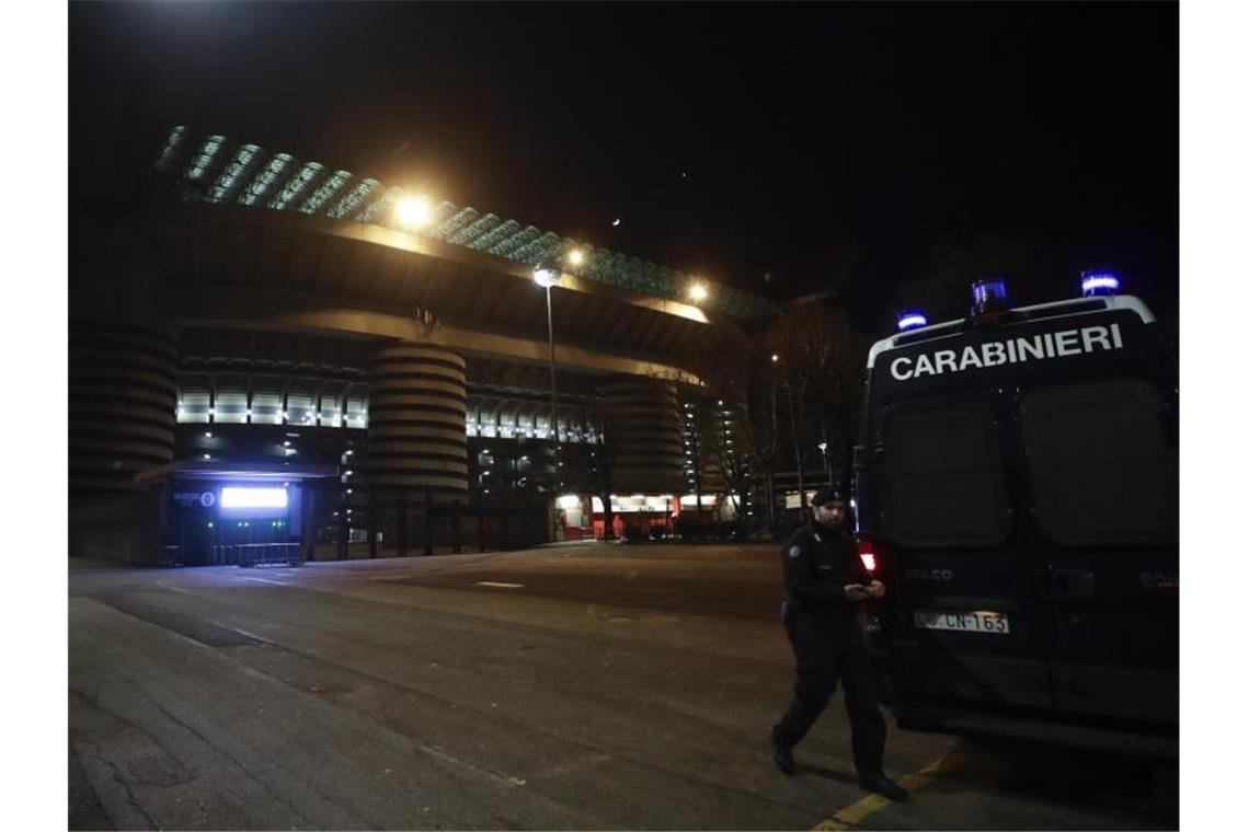 Inter Mailand stellt Spielbetrieb bis auf Weiteres ein Das Giuseppe-Meazza-Stadion in Mailand wird vorerst auf Spiele von Inter verzichten müssen. Foto: Luca Bruno/AP/dpa