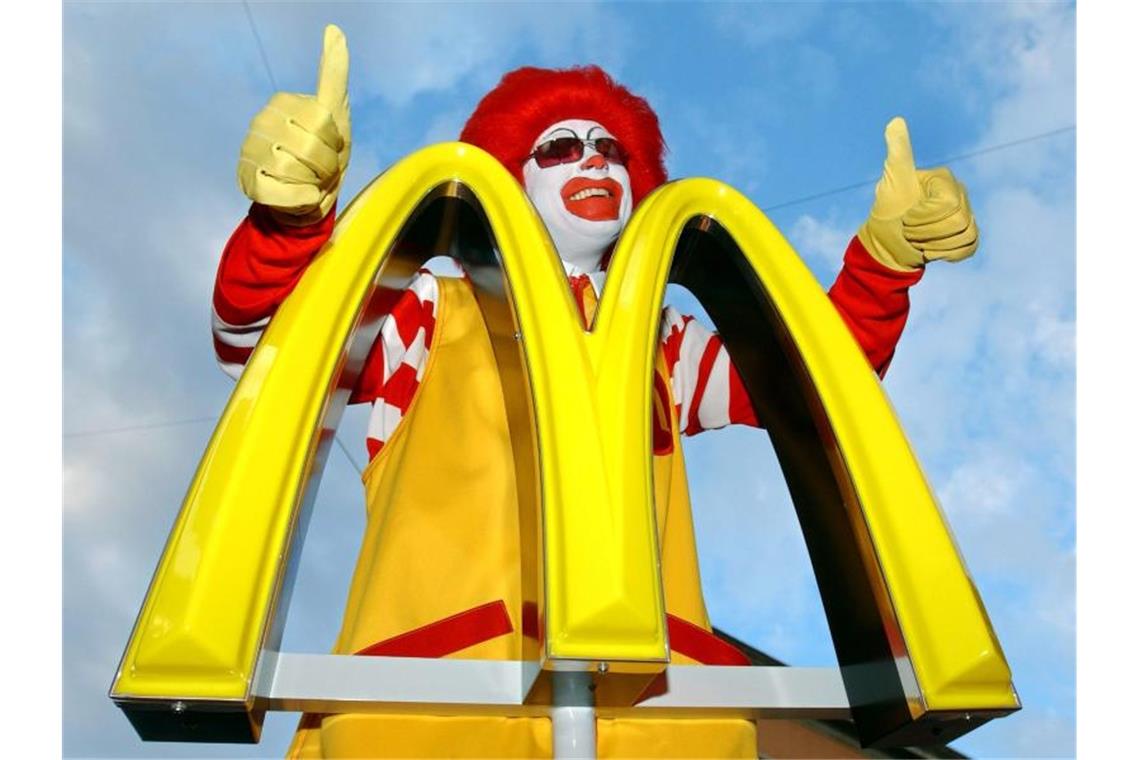 Fast Food - 50 Jahre McDonald's in Deutschland Das goldene M der Burgerkette McDonald's ist ein weltweit bekanntes Emblem für Fast Food. Vor 50 Jahren eröffnete die erste Filiale in Deutschland. Foto: Peter Kneffel/dpa