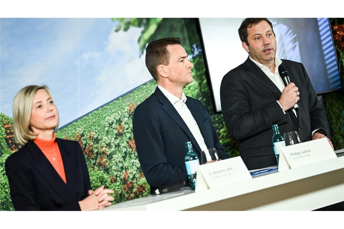 Das Google-Management hat im Beisein von Finanzminister Lars Klinbeil (r) die Pläne verkündet.