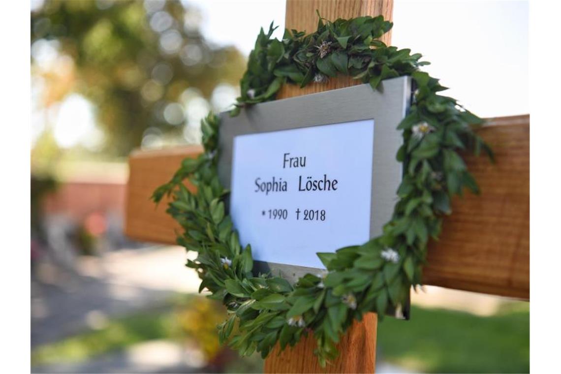 Fernfahrer gesteht Tötung der Tramperin Sophia Das Grab von Sophia Lösche auf dem Katharinenfriedhof im bayerischen Amberg. Foto: Nicolas Armer