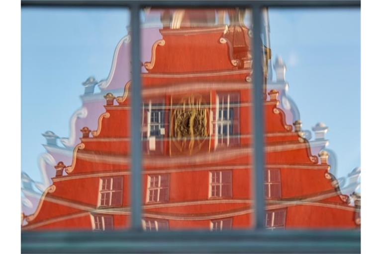 Das Greifswalder Rathaus (Symbolbild). Der Landkreis Vorpommern-Greifswald erklärt, man habe nie angekündigt, die berufsbezogene Impfpflicht „nicht umsetzen zu wollen“. Foto: Stefan Sauer/dpa/ZB