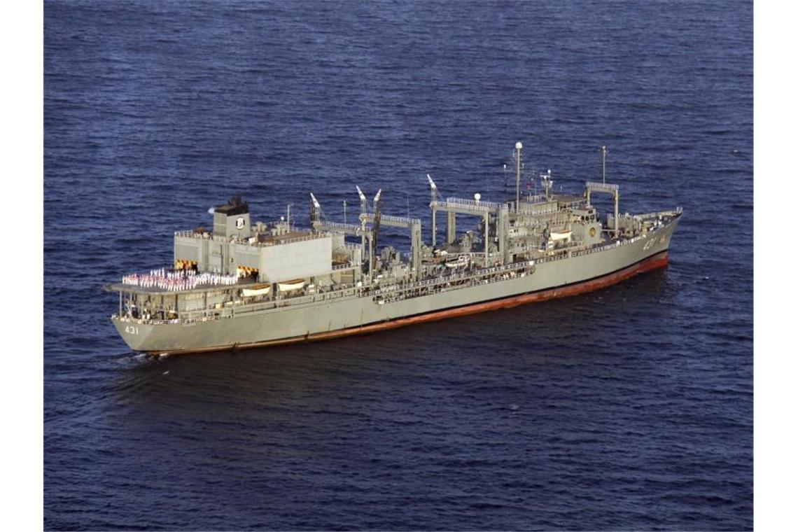 Iran: Großes Marine-Schiff nach Brand im Golf gesunken Das größte Kriegsschiff der iranischen Marine, die „Charg“, ist im Golf von Oman unter unklaren Umständen gesunken. Foto: -/Iranische Armee via AP/dpa
