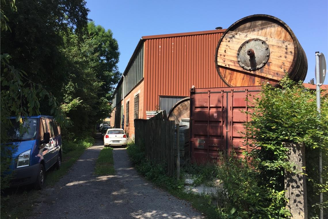Neue Wohnungen am Murrufer Das große Gerbfass auf dem Dach verrät, was die Firma Gockenbach dort produziert. Bald sollen an dieser Stelle drei Wohngebäude entstehen. Die Lage ist durchaus idyllisch: Direkt hinter den Bäumen auf der linken Seite fließt die Murr. Foto: K. Fritz