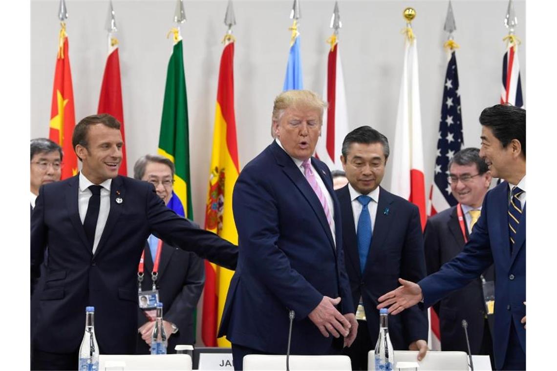 Das große Händeschütteln: Frankreichs Präsident Emmanuel Macron (l.), US-Präsident Donald Trump und der japanische Premier Shinzo Abe. Foto: Susan Walsh/AP
