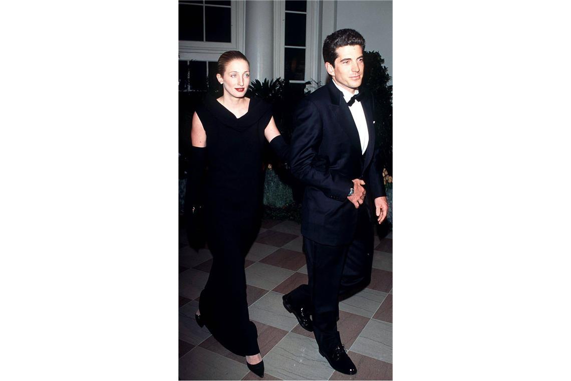 Das „Große Schwarze“: Carolyn Bessette-Kennedy trägt ein maximal schlichtes Abendkleid ihres Lieblingsdesigners Yohji Yamamoto zum Staatsdinner im Weißen Haus. Der Gipfel der Eleganz: Die über den Ellenbogen reichenden Handschuhe.