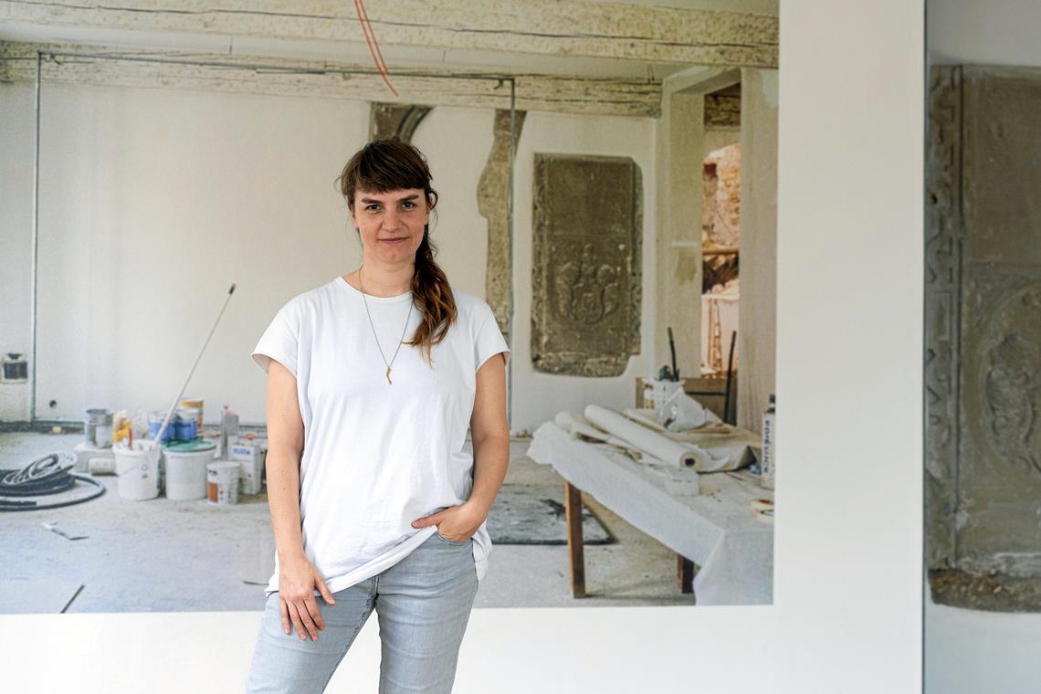 Das großformatige Foto auf der Zwischenwand hinter Kathrin Sonntag zeigt denselben Raum in der Galerie der Stadt Backnang zur Zeit der Renovierung 2001, doch anstelle besagter Zwischenwand steht damals bloß ein leerer Metallrahmen. Auf ihrer Suche nach derartigen Kuriositäten und Ähnlichkeiten setzt sich die Künstlerin eng mit den jeweiligen Räumlichkeiten und Orten auseinander. Fotos: Alexander Becher