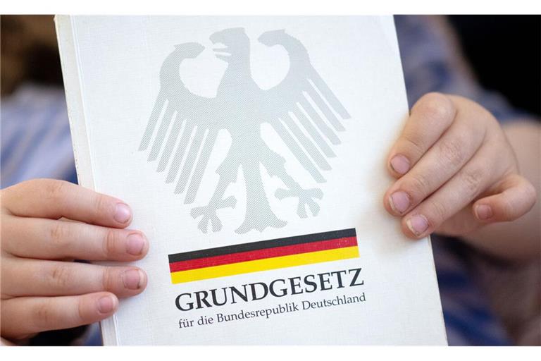 Das Grundgesetz ist die Grundlage der deutschen Demokratie.