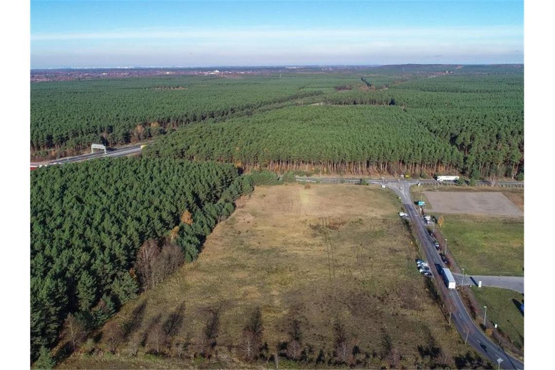 Das Güterverkehrszentrum Freienbrink in der Gemeinde Grünheide östlich von Berlin. Links ist die Autobahn A10 zu sehen. In dem riesigen Waldgebiet rechts der Autobahn plant Tesla den Bau der neuen Fabrik. Foto: Patrick Pleul/dpa-Zentralbild/dpa