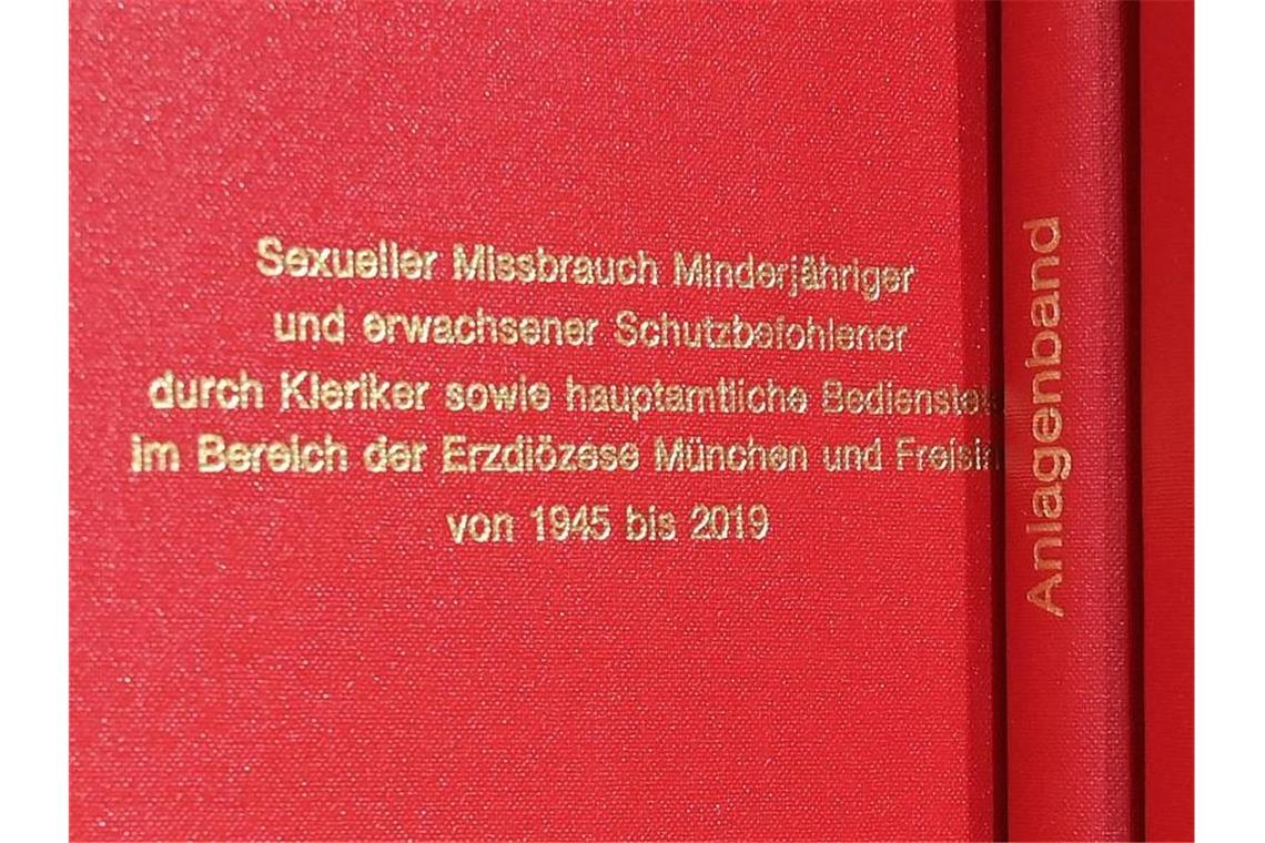 Katholiken planen Reformen - Bischöfe rütteln am Zölibat Das Gutachten zu Fällen von sexuellem Missbrauch im katholischen Erzbistum München und Freising. Foto: Sven Hoppe/dpa