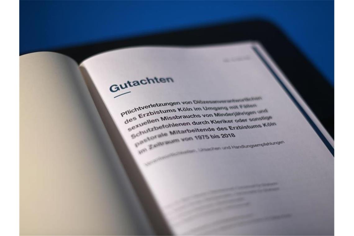 Weiterer Kölner Bischof wegen Missbrauchsgutachten beurlaubt Das Gutachten zum Umgang des Erzbistums Köln mit sexuellem Missbrauch. Foto: Ina Fassbender/AFP Pool/dpa