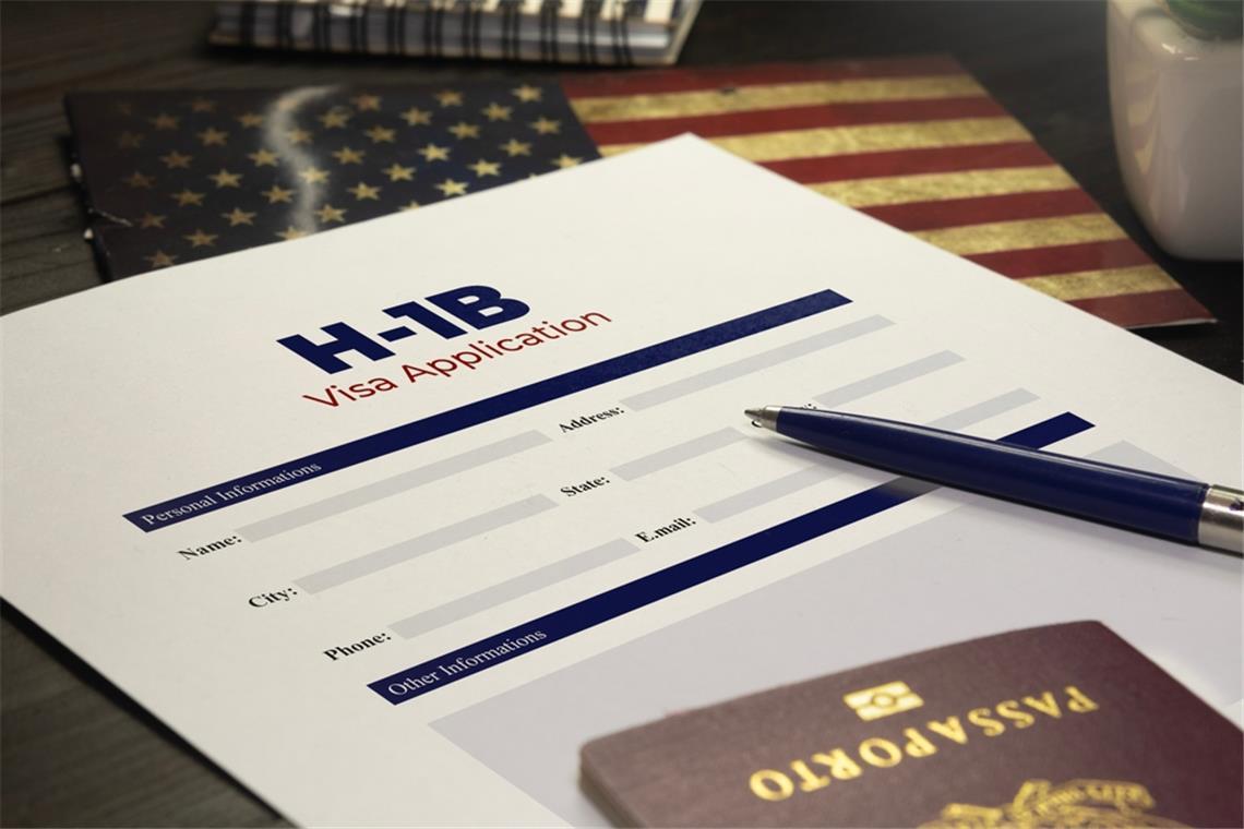 Was ist das H-1B-Visum? - Voraussetzungen, Kosten & aktuelle Änderungen Das H-1B-Visum ermöglicht hochqualifizierten Fachkräften die Arbeit in den USA. Erfahren Sie alles zu Voraussetzungen, Ablauf, Gültigkeit und den neuen Kosten von 100.000 Dollar.