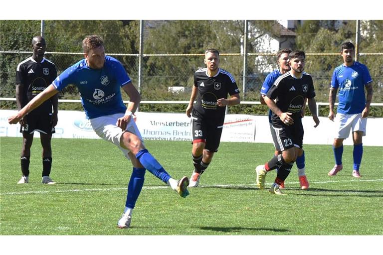 Das hätte immerhin einen Punkt gebracht: Simon Müsel vom SV Rohrau II scheitert aber beim Elfmeter in letzter Minute an Torwart Florian Sandner vom FC Unterjettingen.