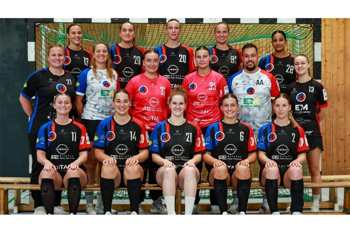 Das Handball-Team des HC Schmiden/Oeffingen in der Regionalliga-Saison 2026/2027 – hintere Reihe, von links: Chiara Baur (nicht mehr dabei), Marleen Gaiser, Stefanie Schulz, Silke Lutz, Seema Awad&nbsp;– mittlere Reihe, von links: Torwart-Trainerin Tabea Heidecker, Co-Trainerin Denise Kunicke, Samia Hornung, Chantal Schmid, Trainer Adrian Awad, Physiotherapeutin Desiree Uhlmann&nbsp;– vordere Reihe von links: Linda Leukert, Celina Epp, Maike Kienzlen, Larissa Bürkle, Sara Kuhrt. Es fehlen: Kaja Ehrhardt, Marina Markovic, Fiona Paul, Maja Haak und Kira Haase.