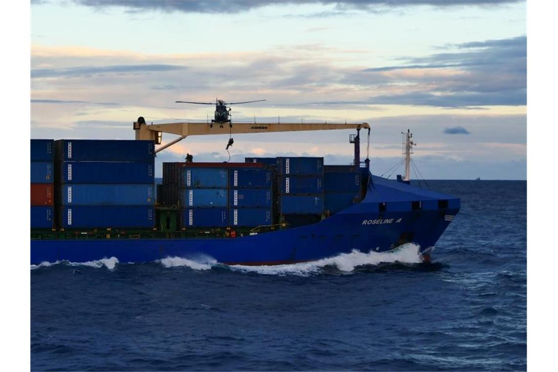 Das Handout der Bundeswehr zeigt das Boardingteam der Fregatte „Hamburg“, das sich von einem Hubschrauber auf das türkische Frachtschiff „Roseline A“ abseilt. Foto: Bundeswehr/dpa