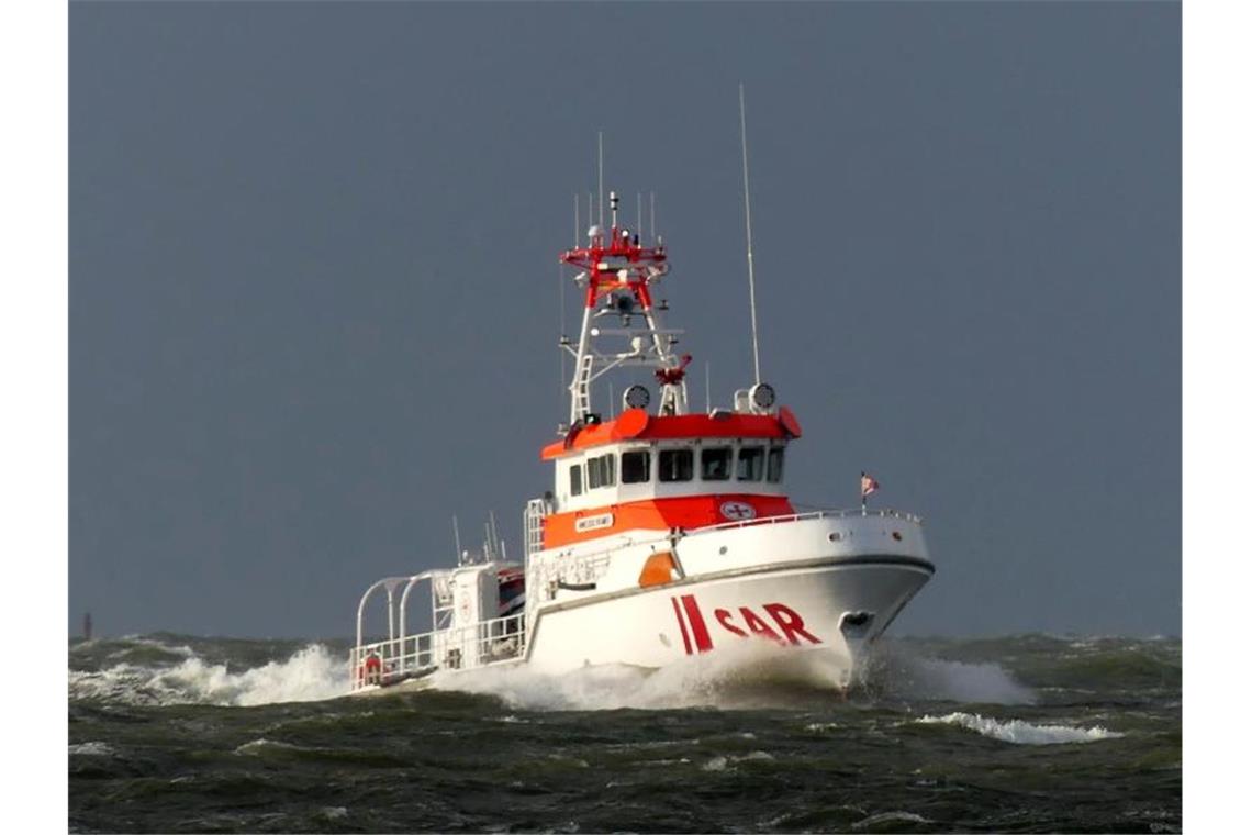 Yacht vor Cuxhaven gesunken - Sieben Segler gerettet Das Handout der Deutschen Gesellschaft zur Rettung Schiffbrüchiger (DGzRS) zeigt den Seenotrettungskreuzer „Anneliese Kramer“ der DGzRS, der heute Nacht im Einsatz war, als sieben polnische Segler von einer Rettungsinsel geborgen wurden. Foto: -/DGzRS – Die Seenotretter/dpa