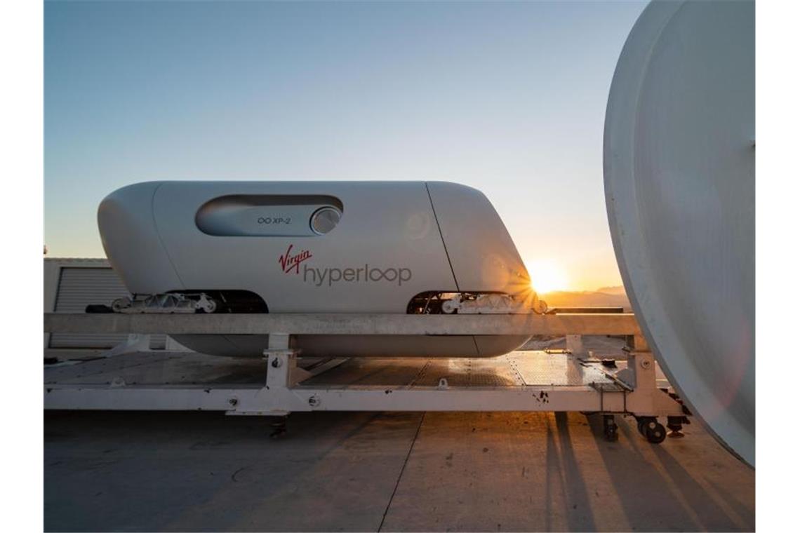 Das Handout-Foto zeigt den Hyperloop des Unternehmens Virgin, ein Hochgeschwindigkeitstransportsystem mit Kapseln in einer Unterdruckröhre. Foto: Virgin Hyperloop/PA Media/dpa