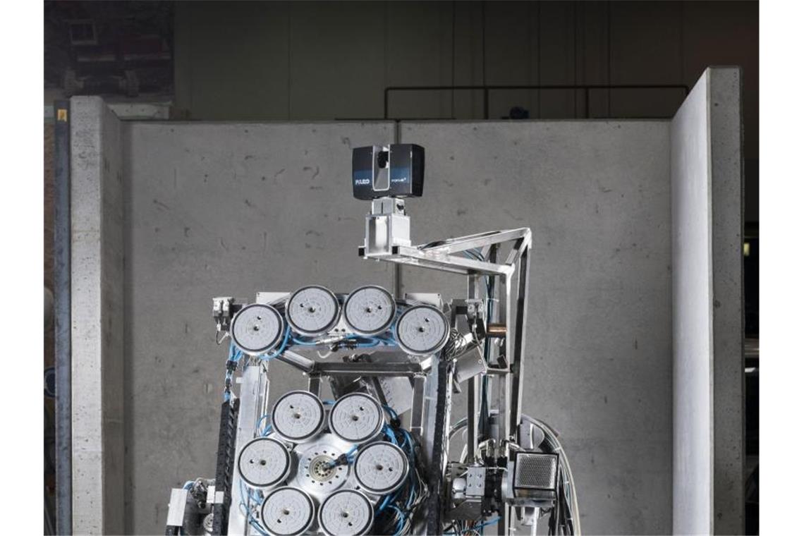 Ein Roboter geht durchs Feuer: Forscher loten Potenziale aus Das Handout zeigt ein am Karlsruher Institut für Technologie (KIT) entwickelten Manipulator. Foto: Markus Breig/KIT/Archivbild