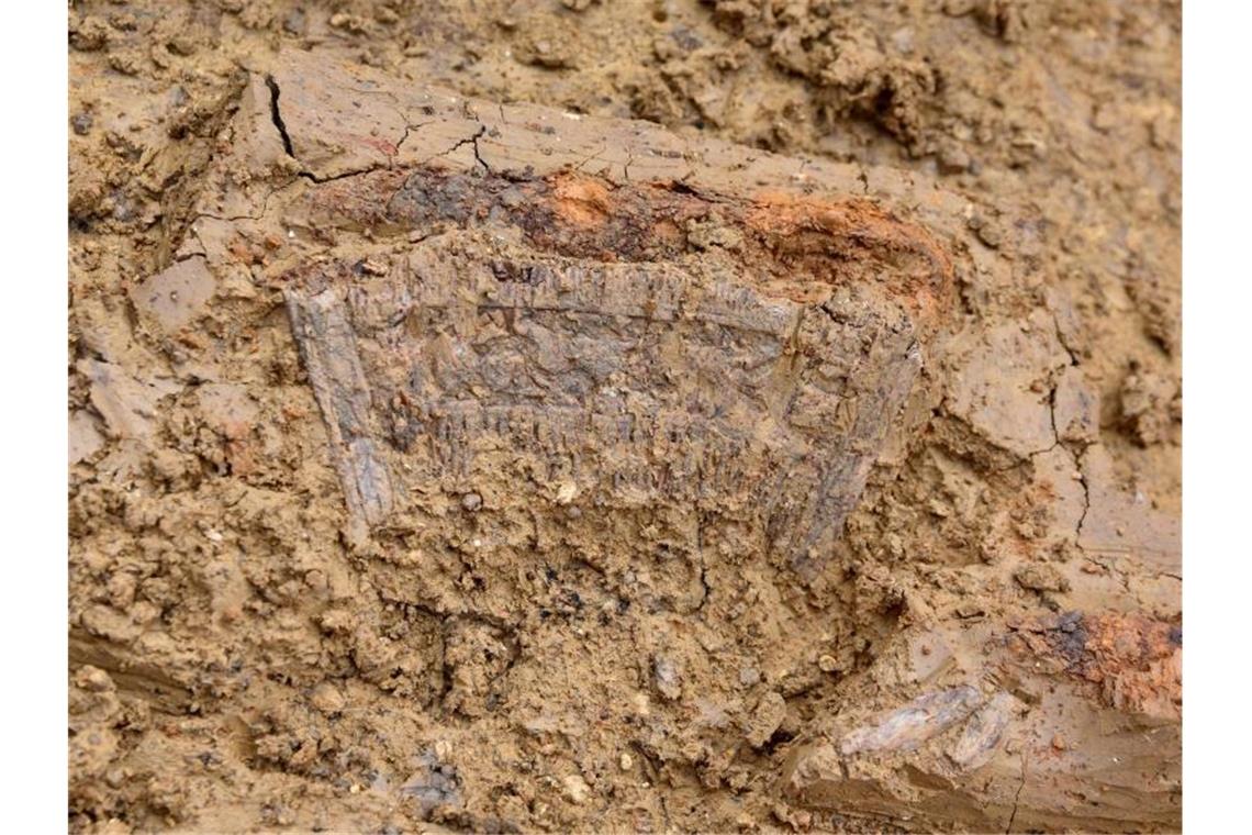 Das Handoutbild zeigt einen archäologischen Fund im Erdreich. Foto: -/Bayerische Landesamt Für Denkmalpflege/dpa