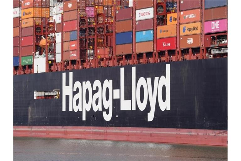 Das Hapag-Lloyd Containerschiff „Brussels Express“ wird am Container Terminal Burchardkai im Hamburger Hafen abgefertigt. Foto: Marcus Brandt/dpa