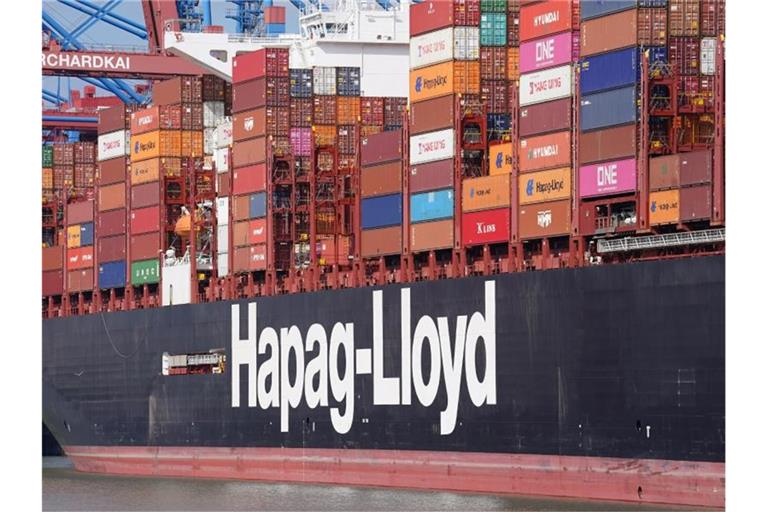Das Hapag-Lloyd Containerschiff "Brussels Express" wird am Container Terminal Burchardkai im Hamburger Hafen abgefertigt. Foto: Marcus Brandt/dpa