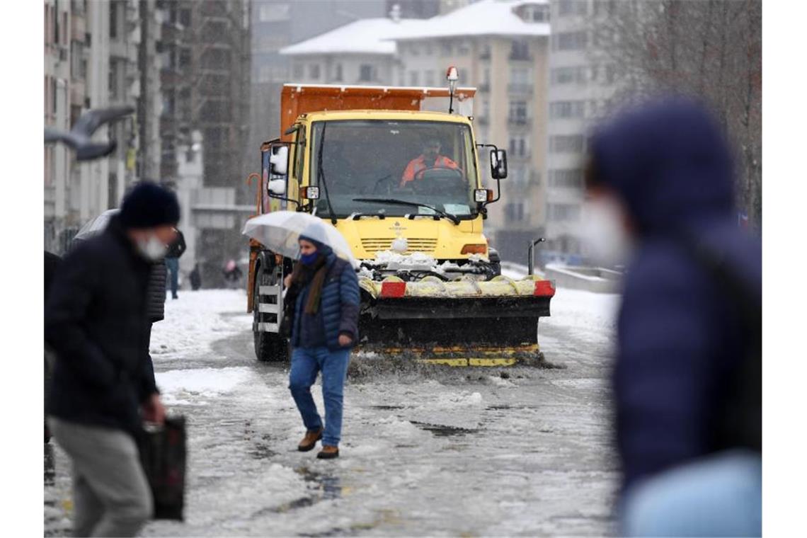 Einschränkungen durch Schnee in Türkei und Griechenland Das hat man in Istanbul bisher nur selten gesehen: Ein Schneepflug räumt den Taksim-Platz. Foto: Shadati/XinHua/dpa