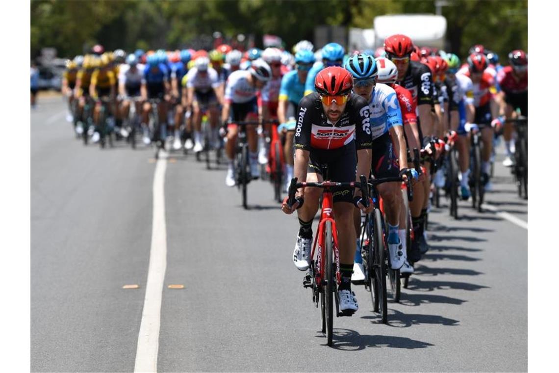 Das Hauptfeld bei der ersten Etappe der Tour Down Under. Foto: David Mariuz/AAP/dpa