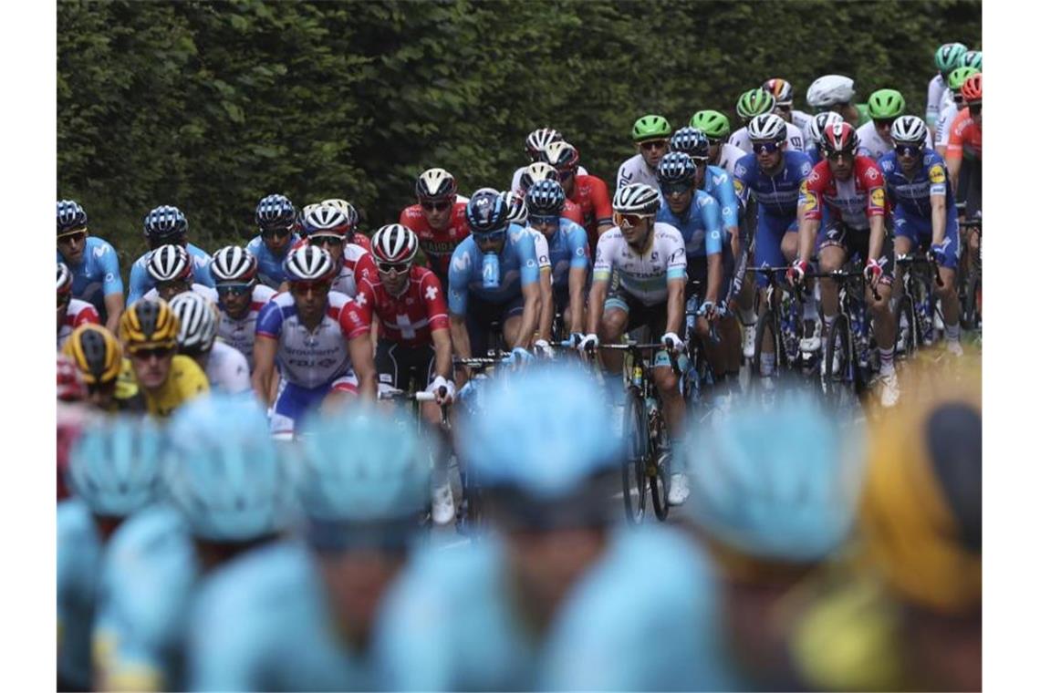 Höllenritt: Franzose Alaphilippe krönt starkes Solo mit Gelb Das Hauptfeld der Fahrer auf der 3. Etappe von Binche nach Épernay. Foto: Thibault Camus/AP