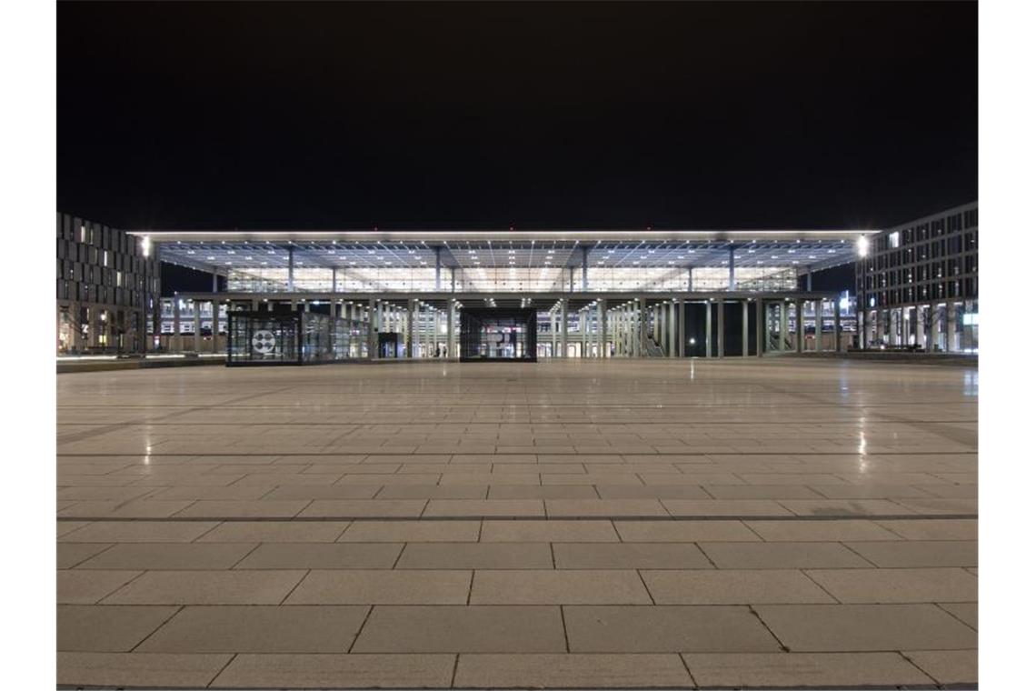 Nach einem Jahr sucht der Flughafen BER noch Anschluss Das Hauptgebäude des Flughafen Berlin Brandenburg. Foto: Paul Zinken/dpa