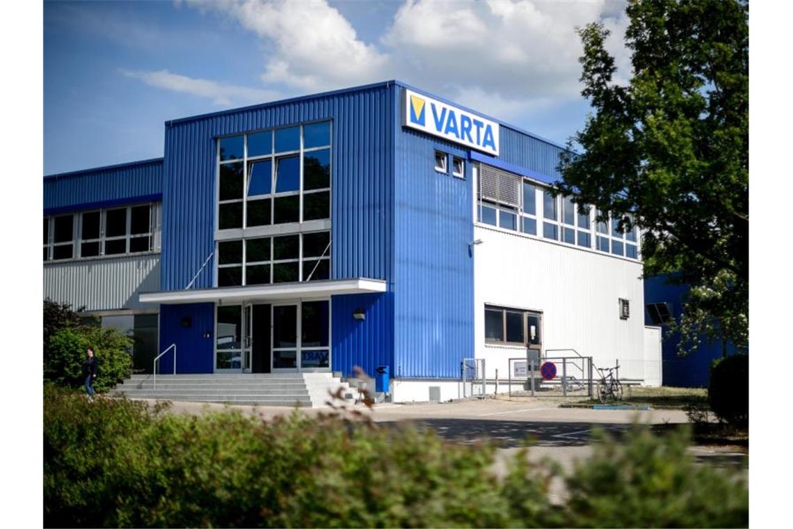Varta steigt in Geschäft mit Gerätebatterien ein Das Hauptquartier der Batteriefabrik Varta. Foto: Sina Schuldt/Archiv