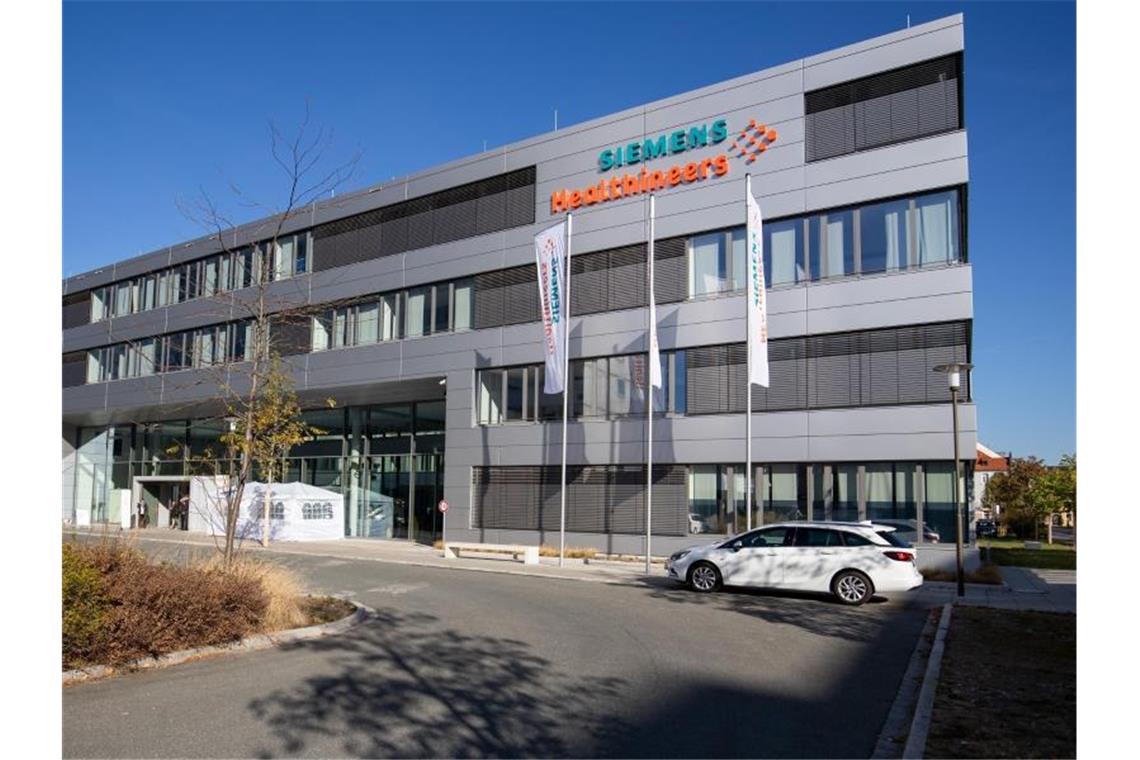 Das Hauptquartier von Siemens Healthineers in Erlangen. Der Medizintechnikkonzern will künftig mit dem Einsatz Künstlicher Intelligenz nachhaltig wachsen. Foto: Daniel Karmann/dpa