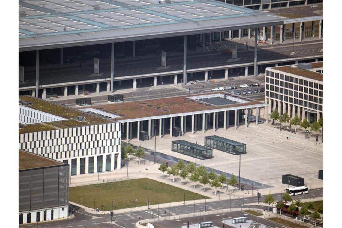 Der BER beim Tüv Das Hauptterminal des Hauptstadtflughafens BER in Schönefeld. Foto: Ralf Hirschberger
