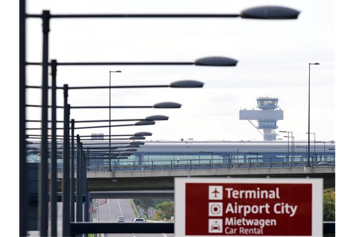Das Hauptterminal des neuen Flughafens fasst nach Berechnungen der Betreiber rund 25 Millionen Fluggäste pro Jahr. Terminal 2 ist für weitere 6 Millionen Passagiere konzipiert. Foto: Soeren Stache/dpa-Zentralbild/ZB