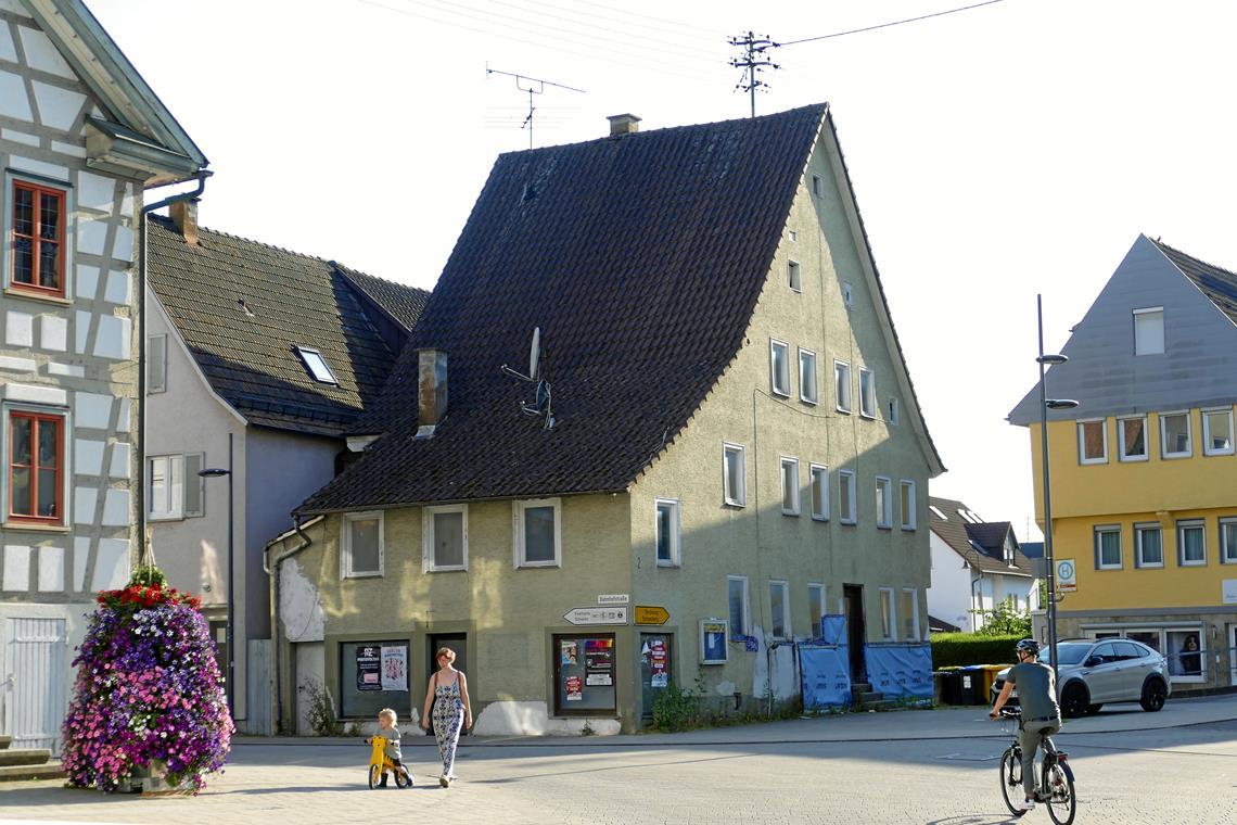 Gemeinde Sulzbach kauft ehemaliges Sattlerhaus Das Haus an der Ecke des Marktplatzes (links im Bild das Rathaus) hat schon bessere Zeiten gesehen. Foto: Ute Gruber