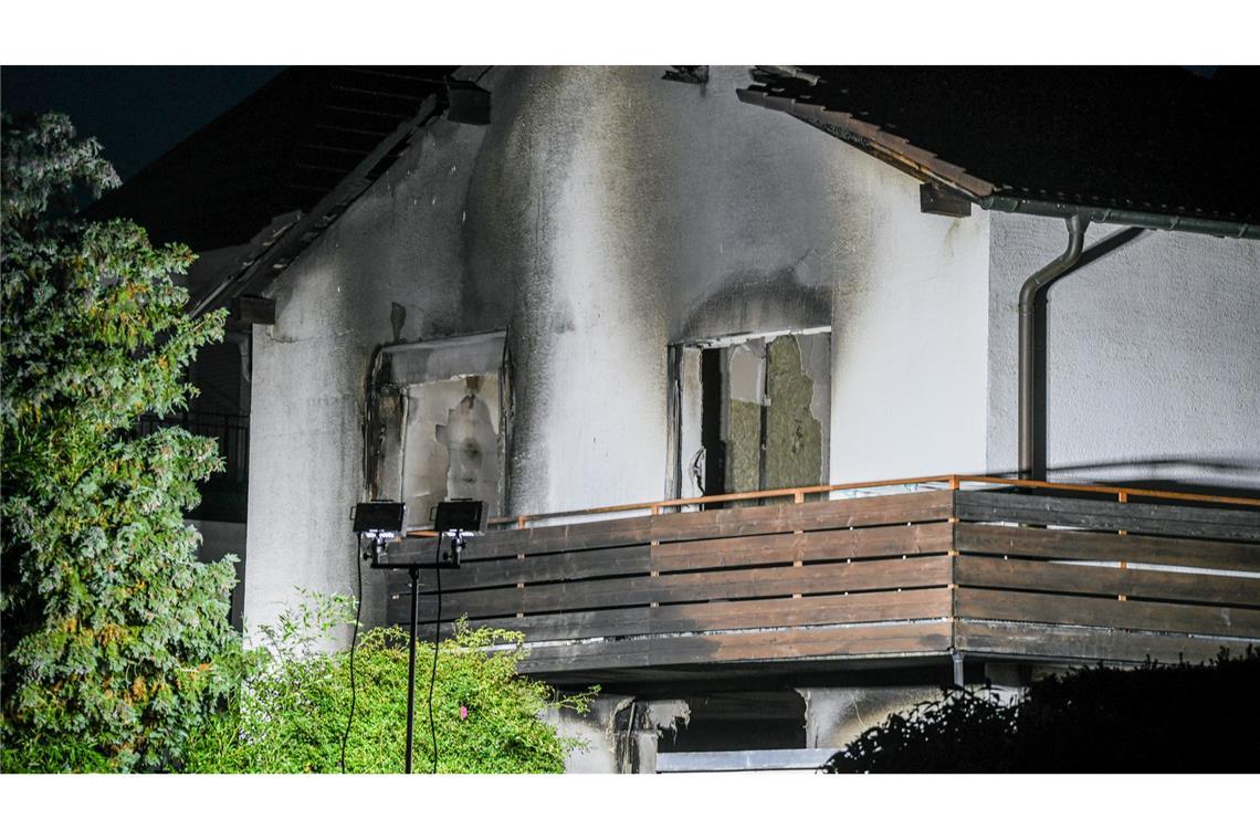Nach Explosion in München - Leiche aus Haus geborgen Das Haus brannte aus.