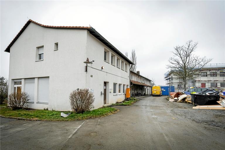 Das Haus Hohenheimer Straße 40 ist eine von acht größeren Anschlussunterbringungen. Dort haben 55 Menschen Platz. Foto: Alexander Becher