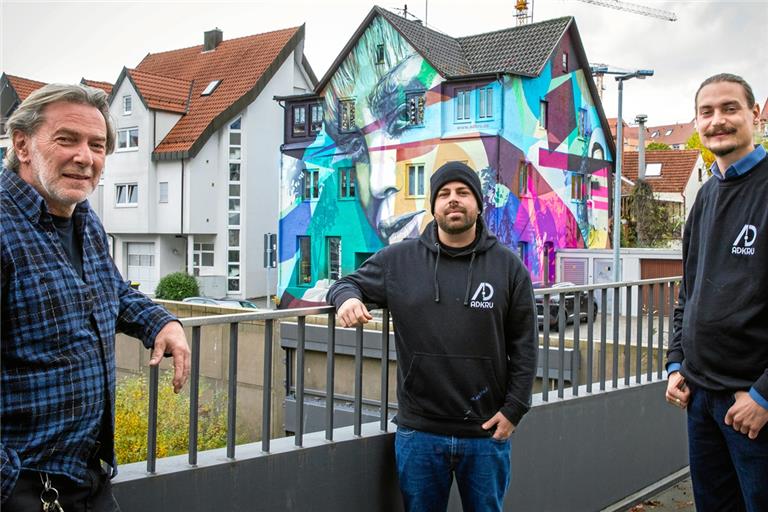 Das Haus im Kubismusstil am Kalten Wasser zieht viele Blicke auf sich. Auftraggeber Hajo Ungerer und die Künstler Thomas Idler und Marius Blum (von links) sind zufrieden. Fotos: A. Becher