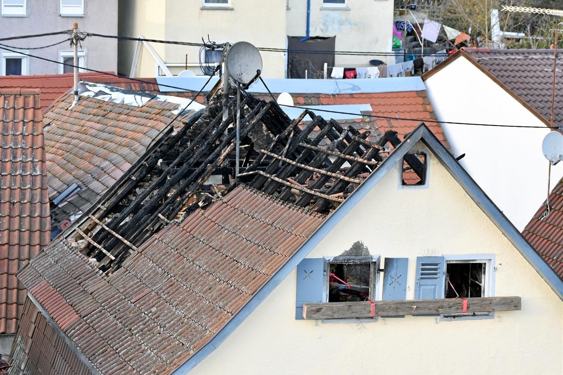 Das Haus in der Sulzbacher Straße ist durch den Brand unbewohnbar geworden. Foto: T. Sellmaier