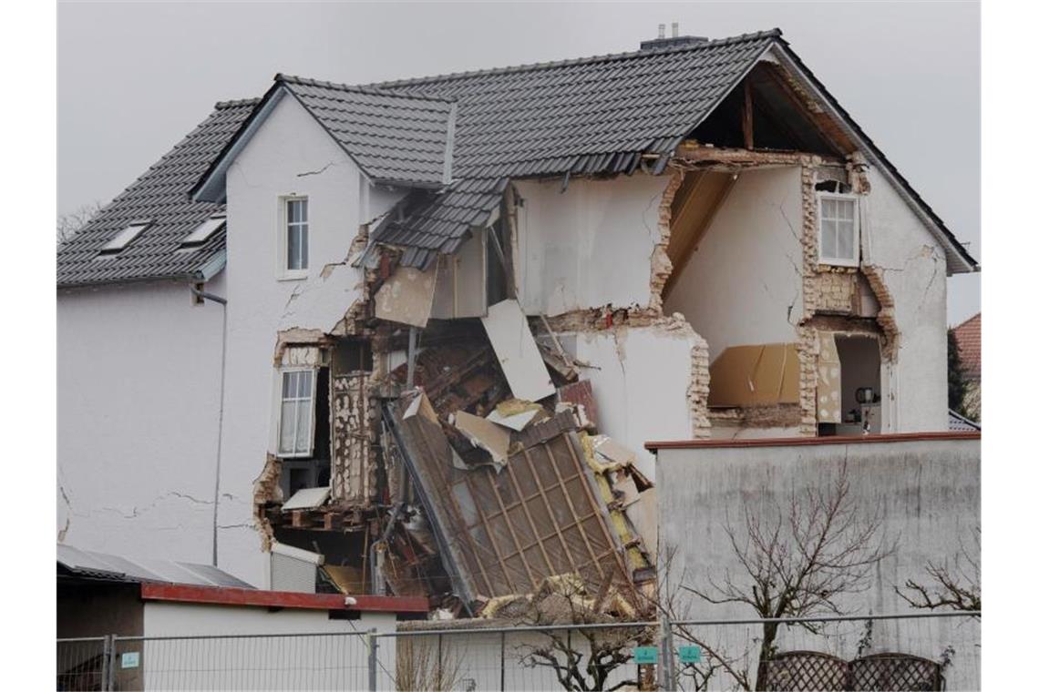Das Haus in Hohen Neuendorf im Kreis Oberhavel ist einsturzgefährdet. Foto: Paul Zinken/dpa