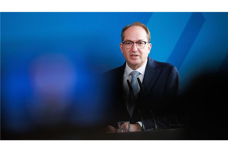 Das Haus von Bundesinnenminister Alexander Dobrindt (CSU) hat das Thema Beamtenbesoldung federführend zu verantworten.