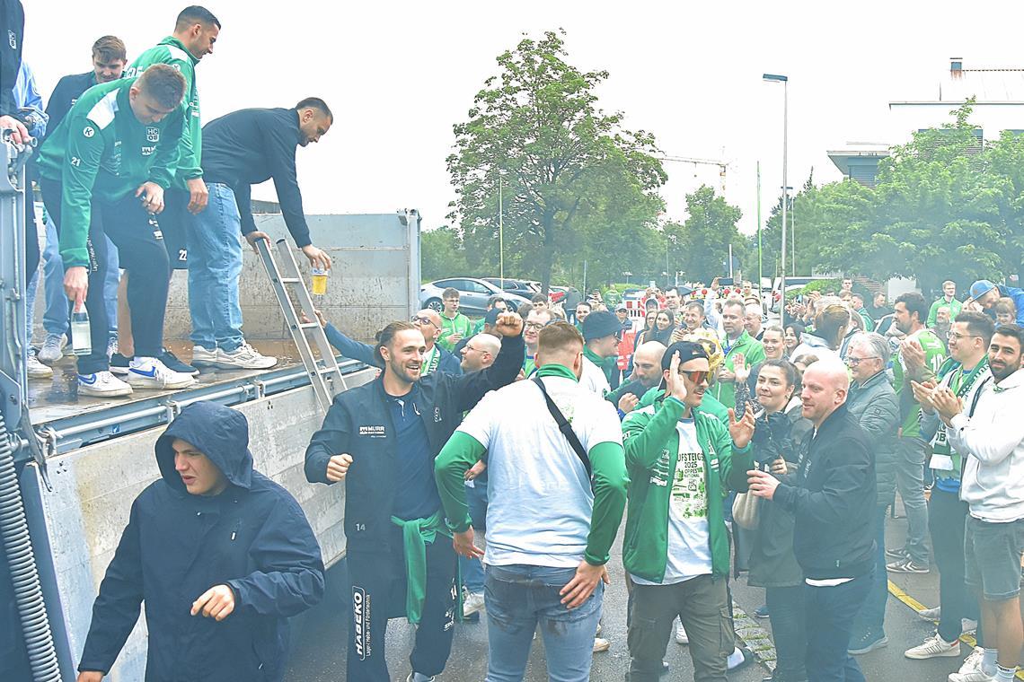 Von Hildesheim über die Heimat nach Prag Das HCOB-Team fährt auf einem Lastwagen zur Aufstiegsfeier vor. Foto: Tobias Sellmaier