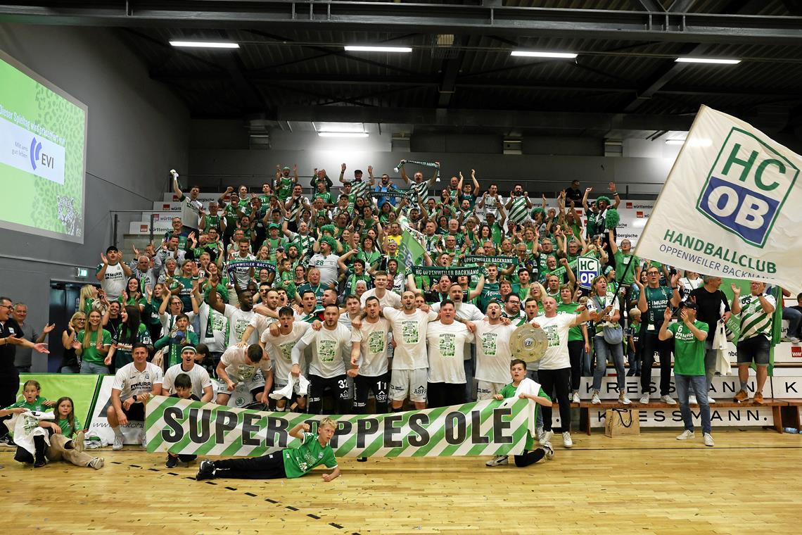 Der größte Erfolg der Vereinsgeschichte für den HC Oppenweiler/Backnang Das HCOB-Team mit einem Teil der Fans, die in Hildesheim für lautstarke Unterstützung sorgen und damit ihren Anteil am Sprung in die 2. Bundesliga haben. Foto: Alexander Becher