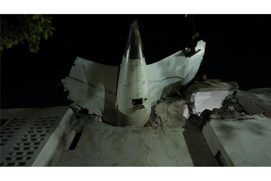 Air India: 241 Menschen im Flugzeug bei Absturz getötet Das Heck des Flugzeugs steckt in einem Gebäude an der Absturzstelle in der nordwestindischen Stadt Ahmedabad im Bundesstaat Gujarat. (Foto aktuell)