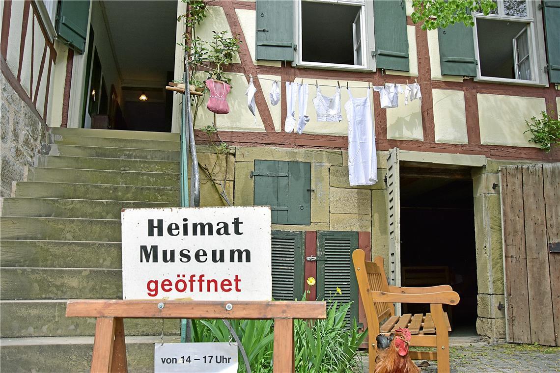 Das Heimatmuseum hat auch geöffnet und die Wäsche zum Trocknen rausgehängt. Flec...