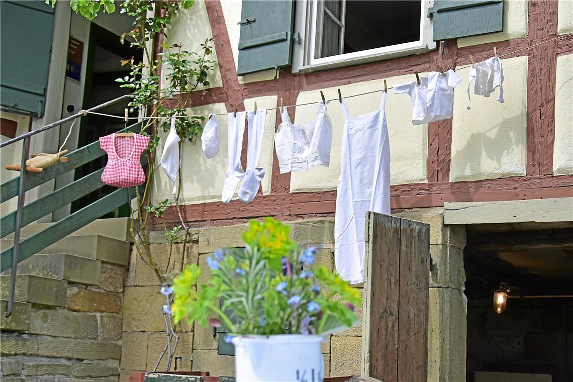 Das Heimatmuseum hat auch geöffnet und die Wäsche zum Trocknen rausgehängt. Flec...