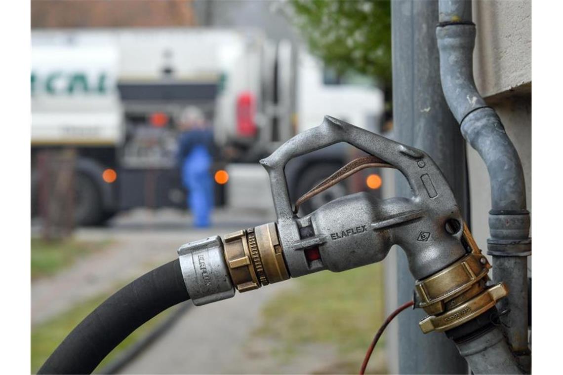 Das Heizen mit Öl verteuerte sich den Verivox-Angaben zufolge auf Jahressicht um gut 56 Prozent. Foto: Patrick Pleul/dpa-Zentralbild/dpa