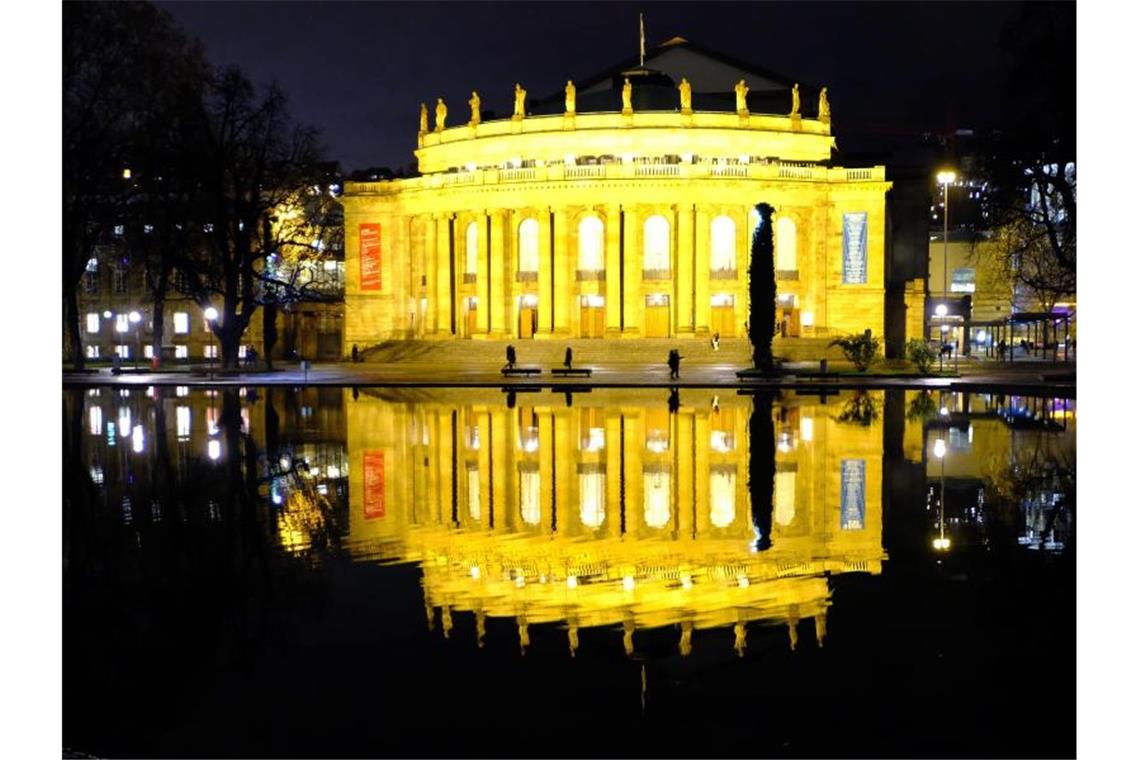 Das hell erleuchtete Opernhaus in Stuttgart. Foto: Bernd Weissbrod/Archivbild