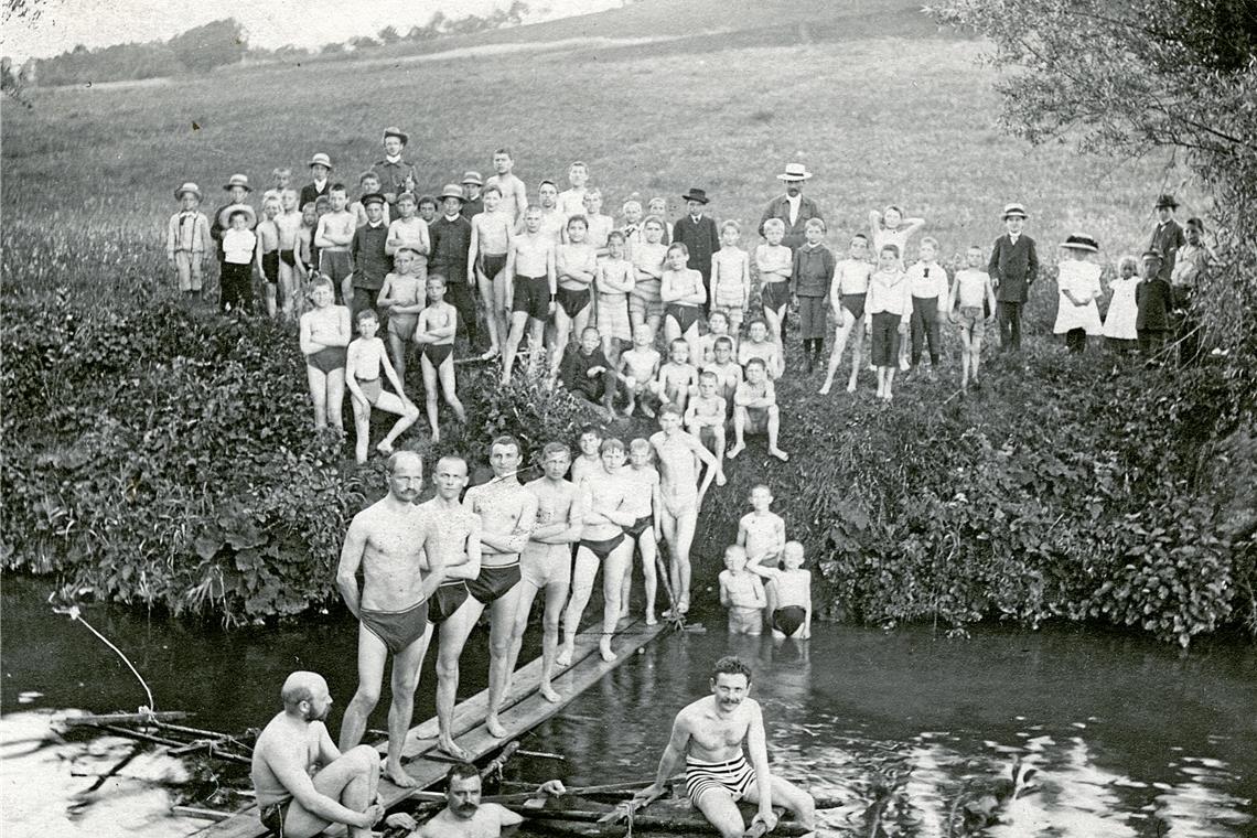 Badevergnügen in früheren Zeiten Das „Herrenbad“ in der Murr um 1900.