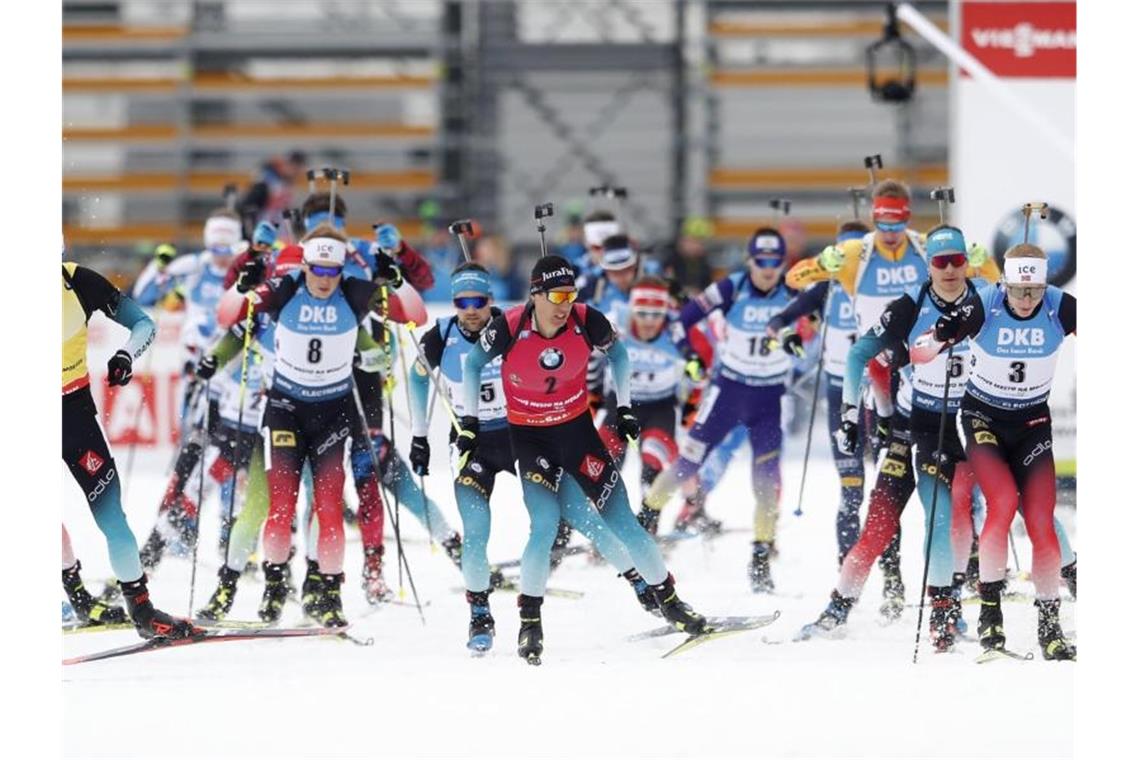 Biathleten Preuß und Peiffer belohnen sich mit Podestplatz Das Herrenfeld beim Massenstart in Nove Mesto. Foto: Petr David Josek/AP/dpa