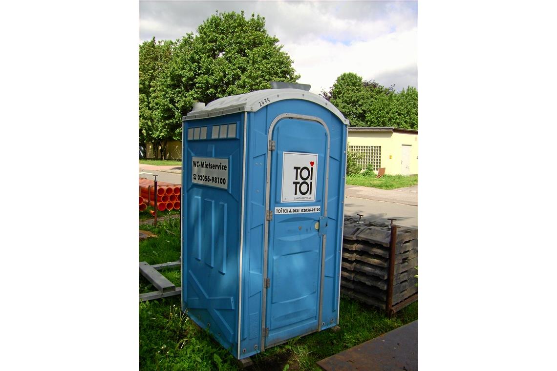 Das herunterfallende Toilettenhäuschen verursachte einen Sachschaden in unbekannter Höhe. Symbolbild: Kira Nerys / Wikimedia Commons 
