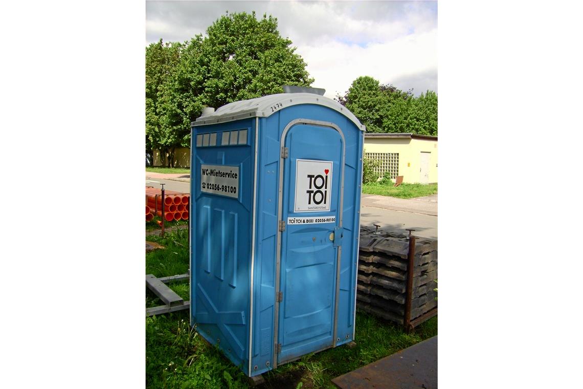 Dixi-Klo fällt bei Kirchberg vom Lastwagen – Frau leicht verletzt Das herunterfallende Toilettenhäuschen verursachte einen Sachschaden in unbekannter Höhe. Symbolbild: Kira Nerys / Wikimedia Commons